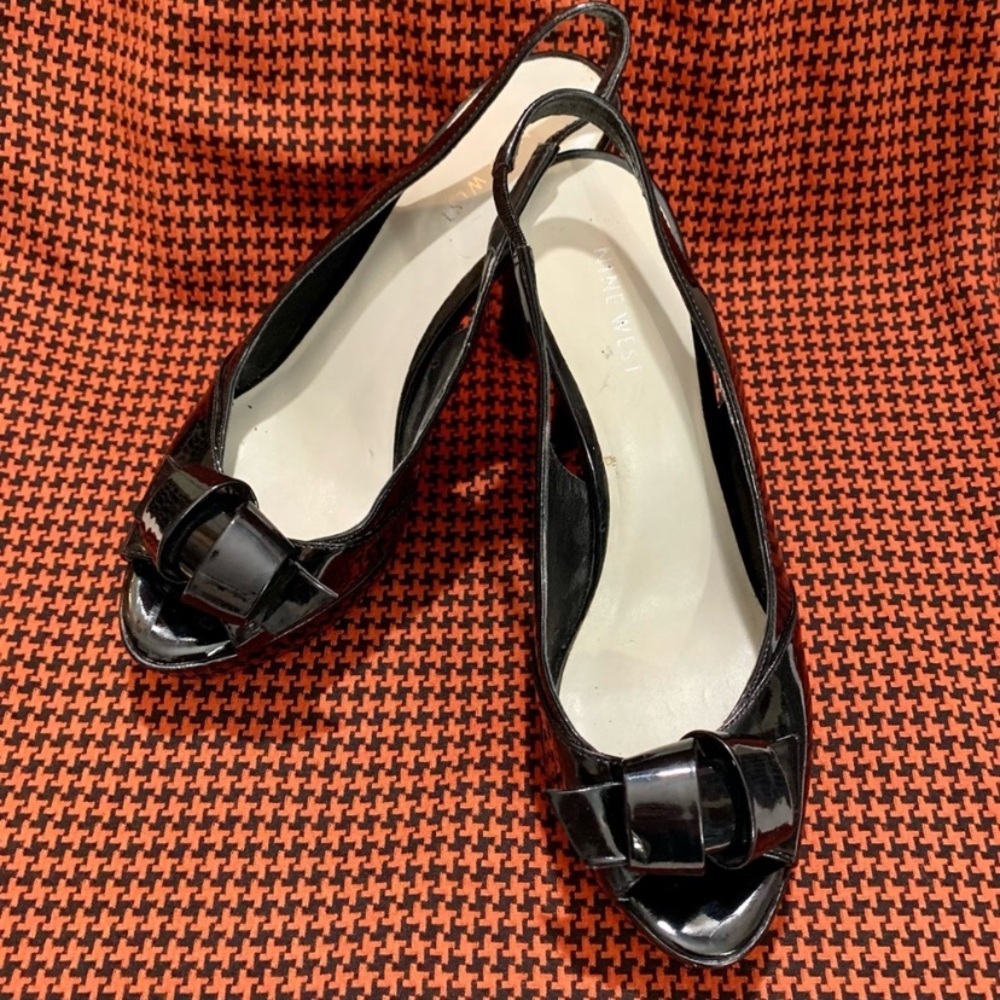 Black patent peep toe sling back heels with knot top-9